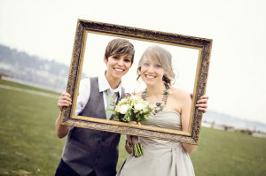 Neste casamento, uma das noivas optou por um conjunto de calça social ...