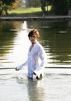 Elliot Cowan recreates Colin Firth’s lake scene