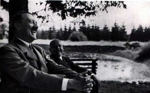 adolf-hitler-having-a-good-time01_k0nsl.jpg