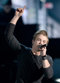 Hunter Hayes sings inspirational new song ‘Invisible’ at Grammy ...