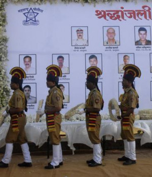 Vivek Bendre Police personnel pay homage to the victims of 26/11 at ...