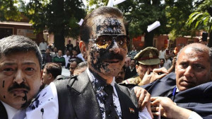 Fraud case...Subrata Roy enters the Supreme Court in New Delhi after a ...