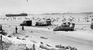 Une plage d’Omaha l’après-midi du 6 juin. De nombreux obstacles ...