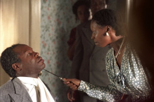 Still of Whoopi Goldberg and Danny Glover in The Color Purple (1985)