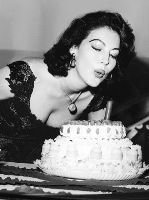 Ava Gardner Happy Birthday wishes to vigorton2 :)) Hollywood Beautiful ...