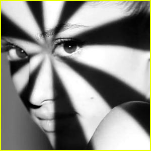 Grande Goes Gray for ‘Problem’ Lyric Video (featuring Iggy Azalea ...