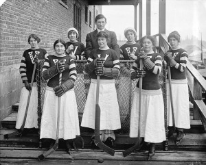 Throwback Thursday for the women:1920 Women's Hockey Team. Apparently ...