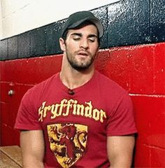 Seth Rollins is wearing a Gryffindor shirt.....this just make love ...