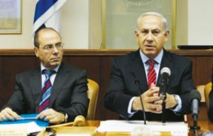 Silvan Shalom and Netanyahu at cabinet meeting Photo: REUTERS