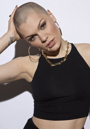 Jessie J shaves her head for Comic Relief, looks incredible