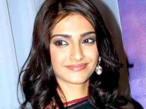 Description Sonam Kapoor, Sridevi at singer Raveena's album launch.jpg