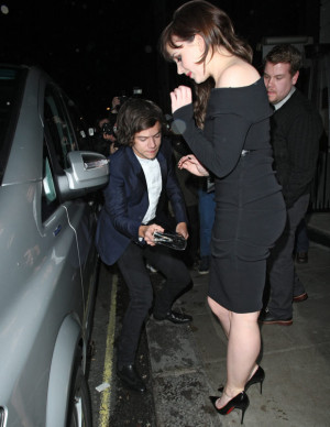 HARRY STYLES avoids Taylor and rescues damsel in distress , Harry ...