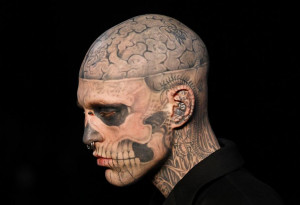 24 Rick Genest, un mannequin tatoué de la tête aux pieds, défile ...
