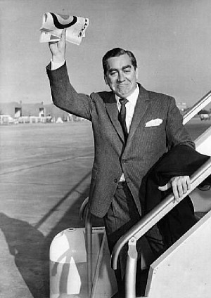 13th October 1961 Tony Hancock boards a flight to the USA at London