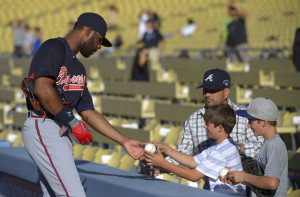 Atlanta Braves right fielder Jason Heyward signs autographs for fans ...