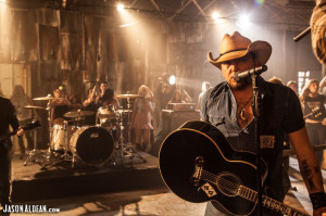 ... well check out the video for the new song from jason aldean 1994