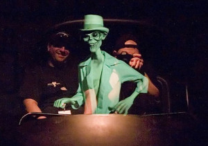 ... Disney's New Haunted Mansion mirror effect with animated Hitchhiking