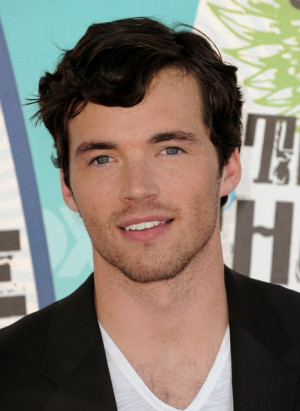 Ian Harding como: Ezra Fitzgerald