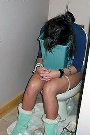 drunk-girl-toilet-vomit-294a110907