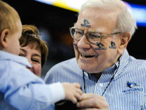 Warren Buffett takes a moment for a young Creighton Bluejays fan ...