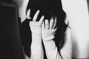 alone-black-and-white-depressed-girl-natia-Favim_com-110318