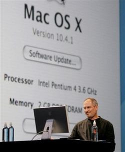 Steve Jobs le 6 juin 2005. Derrière lui, Mac OS s'exécutant sur un ...