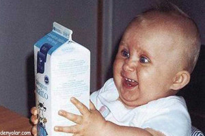 Yıllardır özlemini duyduğu sütle ilk defa buluşan komik bebek