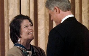 Wilma Mankiller and President Bill Clinton in 1998
