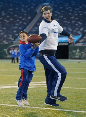 Eli Manning calls a competes for a pass with a Brandon Miller, 9 of ...