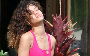 Rihanna Smokes That Kush