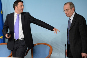 Matteo Renzi e il ministro dell'Economia, Pier Carlo Padoan illustrano ...