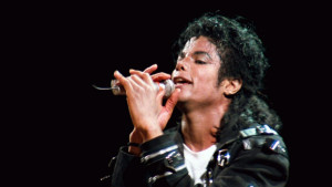 Man-in-the-mirror-Michael-Jackson-michael-jackson-30973801-1572-886 ...