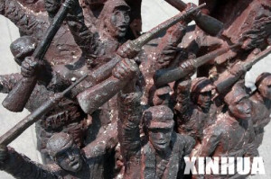 这是一件雕塑作品的局部，其中八路军战士的枪被 ...