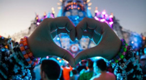Go Back > Gallery For > Edm Heart Hands