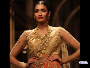 Models stun on ramp in a saree wallpapers