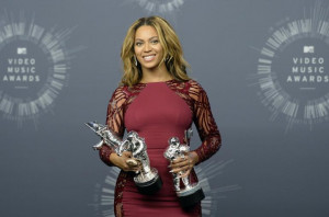 Beyonce poses backstage with three of her four awards during the 2014 ...