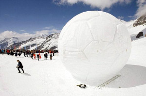 DÜnyanin En BÜyÜk Kar Topu Ve Futbol ..
