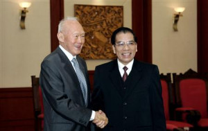 Vietnam's General Secretary of the Communist Party Nong Duc Manh (R ...