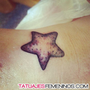 excelentes tatuajes estrellas mar para mujeres