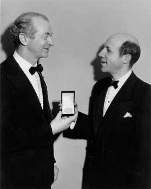 Linus Pauling receiving the Gilbert Newton Lewis Medal from Melvin ...