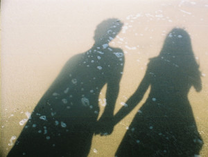 ... .com/orig/5/beach-couple-hold-hand-love-shadow-Favim.com-160650.jpg