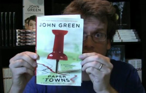 John Green sosteniendo su libro Paper Towns con la portada original.