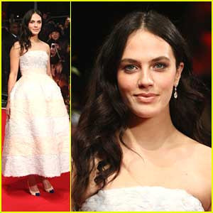 drop dead glamorous at the premiere of her new film, Winter’s Tale ...