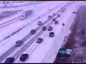 massive_car_crash_on_snowy_wisconsin_highway_400x300_15.jpg