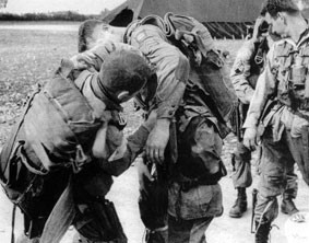De paratroopers bereiden zich voor op de sprong boven Normandië. Men ...