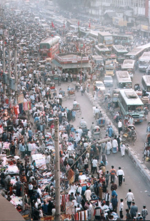 Description Dhaka street crowds.jpg