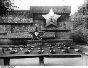 Denkmal für Karl Liebknecht und Rosa Luxemburg, Berlin-Lichtenberg ...