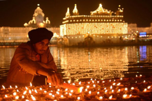 Amritsar (nord de l'Inde), mardi. Un Sikh allume des cierges devant le ...