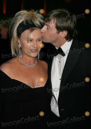 07Hugh Jackman Kissing Wife Deborra Lee Furness At GDAY NY Penfo
