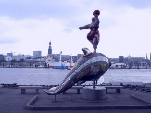 Ballspielerin auf einem Delfin, Statue